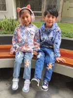 Set Bluey Dos Piezas para Niña - Corta Viento y Pantalón Jean - Imagen 2