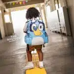 Niño usando mochila premium de Bluey original con orejas 3D, detalles bordados y asas acolchadas para el regreso a clases.