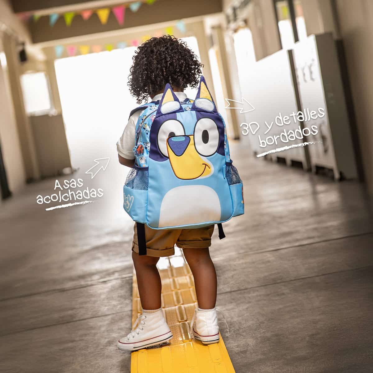 Niño usando mochila premium de Bluey original con orejas 3D, detalles bordados y asas acolchadas para el regreso a clases. Niño usando mochila premium de Bluey original con orejas 3D, detalles bordados y asas acolchadas para el regreso a clases.