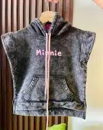 Chaleco Minnie para niñas en franela jaspeada Vista trasera del chaleco Minnie con estampado Chaleco exclusivo Minnie Mouse para niñas Detalle del estampado frontal Minnie Niña usando chaleco gris jaspeado Minnie