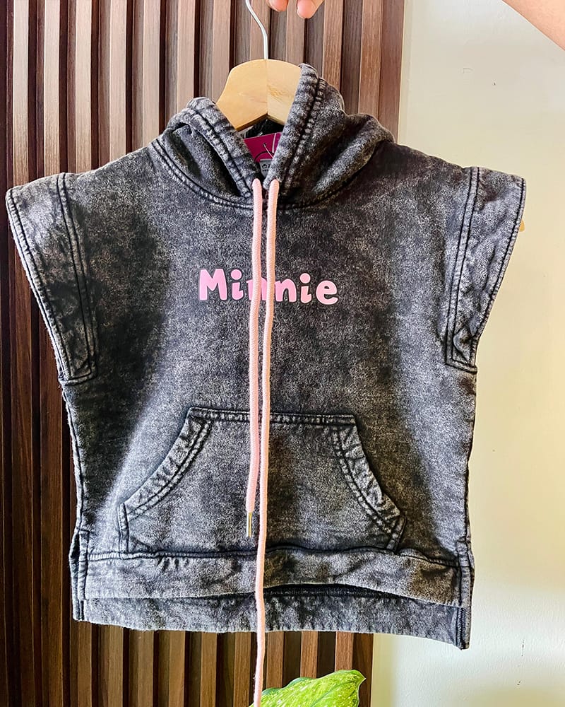 Chaleco-Minnie-para-niñas Chaleco Minnie para niñas en franela jaspeada Vista trasera del chaleco Minnie con estampado Chaleco exclusivo Minnie Mouse para niñas Detalle del estampado frontal Minnie Niña usando chaleco gris jaspeado Minnie