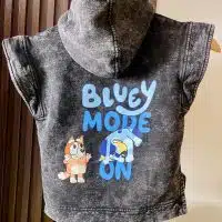 Chaleco infantil Bluey, Chaleco de franela para niños, Chaleco de personaje animado, Prenda Bluey para niña o niño, Chaleco abrigador Bluey, Chaleco con estampado de Bluey, Ropa exclusiva Bluey, Chaleco gris jaspeado infantil, Chaleco de colección Bluey, Chaleco unisex para niños