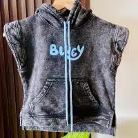 Chaleco infantil Bluey, Chaleco de franela para niños, Chaleco de personaje animado, Prenda Bluey para niña o niño, Chaleco abrigador Bluey, Chaleco con estampado de Bluey, Ropa exclusiva Bluey, Chaleco gris jaspeado infantil, Chaleco de colección Bluey, Chaleco unisex para niños