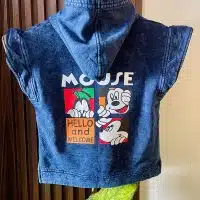 Chaleco Mickey para niños en franela jaspeada Vista trasera del chaleco Mickey con estampado Chaleco infantil Mickey Mouse exclusivo Detalle del estampado frontal de Mickey Niño usando chaleco gris jaspeado de Mickey