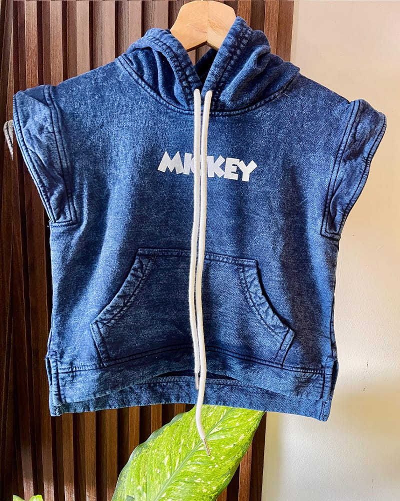 chaleco-mickey Chaleco Mickey para niños en franela jaspeada Vista trasera del chaleco Mickey con estampado Chaleco infantil Mickey Mouse exclusivo Detalle del estampado frontal de Mickey Niño usando chaleco gris jaspeado de Mickey