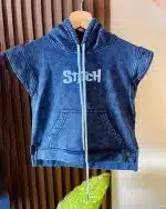 Chaleco Stitch para niñas en franela jaspeada Vista trasera del chaleco Stitch con estampado Chaleco exclusivo Stitch de edición limitada Detalle del estampado frontal de Stitch Niña usando chaleco Stitch jaspeado