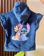 Chaleco Stitch para niñas en franela jaspeada Vista trasera del chaleco Stitch con estampado Chaleco exclusivo Stitch de edición limitada Detalle del estampado frontal de Stitch Niña usando chaleco Stitch jaspeado