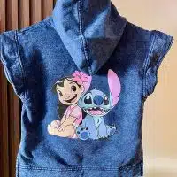 Chaleco Stitch para niñas en franela jaspeada Vista trasera del chaleco Stitch con estampado Chaleco exclusivo Stitch de edición limitada Detalle del estampado frontal de Stitch Niña usando chaleco Stitch jaspeado