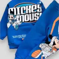 Conjunto Mickey astronauta azul para niños Detalle del conjunto de Mickey astronauta Conjunto infantil de algodón perchado azul Niño usando conjunto Mickey temática espacial Ropa abrigadora Mickey Mouse astronauta