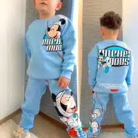 Conjunto Mickey astronauta para niños celeste Estampado espacial de Mickey Mouse en conjunto Ropa infantil Mickey en algodón perchado Niño usando conjunto Mickey Mouse astronauta Conjunto exclusivo celeste Mickey para clima frío