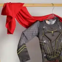 Disfraz Thor para niños con músculos y capa roja