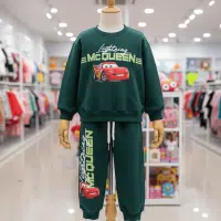 Conjunto de buzo para niño Rayo McQueen color verde oscuro de algodón perchado, con polera y pantalón jogger con estampado vertical