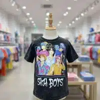 Polo Saja Boys para niños color negro estampado plastisol frente
