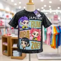 Polo Huntrix para niña color negro estampado plastisol frente