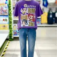Polo Huntrix para niña color morado estampado plastisol frente