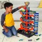 Hot Wheels City Mega Garage con cuatro niveles y elevador en espiral