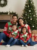 chompa navideña familiar roja con diseño de papá noel y renito