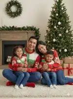 chompa navideña familiar roja con diseño de papá noel y renito