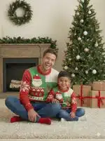 chompa navideña familiar roja con diseño de papá noel y renito