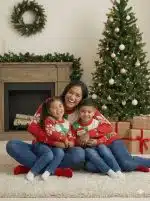 chompa navideña familiar roja con diseño de papá noel y renito
