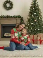 chompa navideña familiar roja con diseño de papá noel y renito
