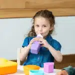 Botella de agua OmieBottle morada de silicona que encaja dentro de la lonchera OmieBox