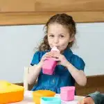 Botella de agua OmieBottle rosada de silicona que encaja dentro de la lonchera OmieBox