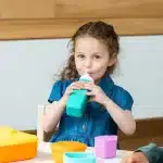 Botella de agua OmieBottle turquesa de silicona que encaja dentro de la lonchera OmieBox
