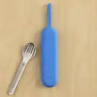 Set de cubiertos de acero inoxidable con estuche UP Pod celeste para lonchera OmieBox UP