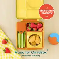 Set de dos recipientes OmieDip de silicona morado y anaranjado para cremas y snacks en la lonchera OmieBox