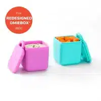 Set de dos contenedores OmieDip de silicona rosado y turquesa para salsas y yogurt en la lonchera OmieBox