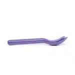 Estuche de silicona OmiePod morado con cubiertos para niños colgado de una lonchera OmieBox
