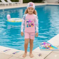 Niña usando la ropa de baño Huntrix melón de dos piezas con protección UV50+, polo manga rangla y gorro de natación.