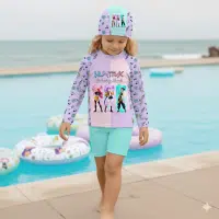 Niña luciendo ropa de baño Huntrix morada de dos piezas con protección solar UV50+, polo manga rangla y gorro de natación.
