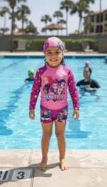 Ropa de baño Huntrix morado de dos piezas con protección solar UV50+ y gorro de regalo en La Mirilla Kids